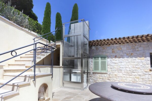 THANG MÁY GIA ĐÌNH NGOÀI TRỜI