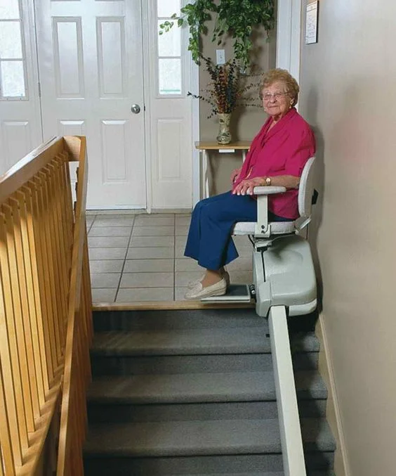 Thang máy ghế ngồi cho người già