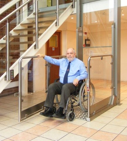 Thang máy cho người khuyết tật xe lăn