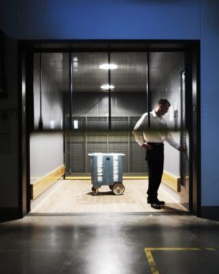 Hướng dẫn sử dụng thang máy tải hàng an toàn đúng cách