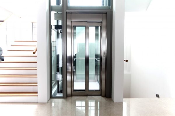Đánh giá chi tiết thang máy bằng kính và thang máy inox