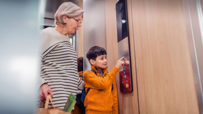 Hướng dẫn cách sử dụng thang máy đúng cách mà bạn cần biết